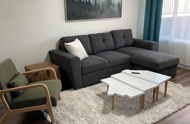 Walkout full separate 2BR 1Bath 3 queen beds suite. Separate entrance. Laundry.