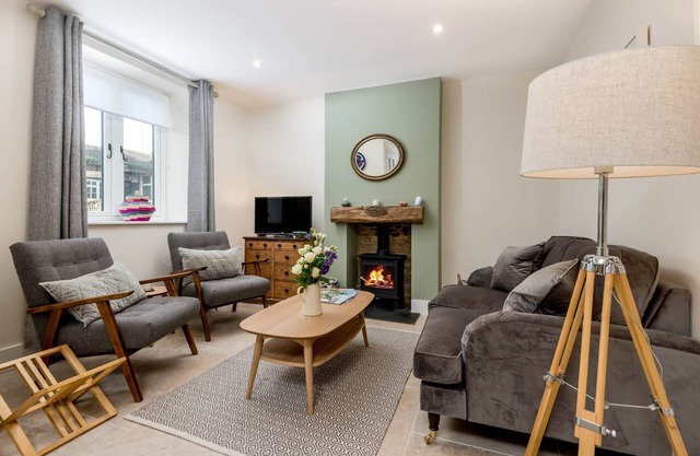 WALL COTTAGE, family friendly, with a garden in Burford