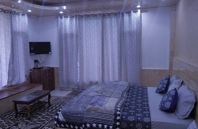 Wander Vale | Group-Friendly Villa with Scenic Views & Private Bathrooms