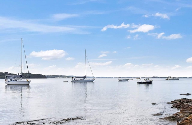 Wangi Dreaming waterfront holiday home - walk to village