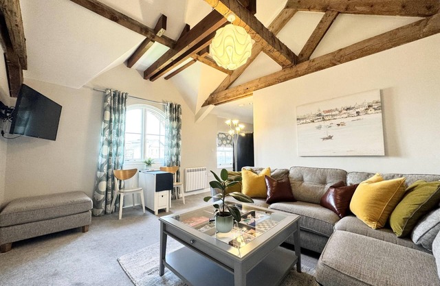 Warehouse Apartment-1 King Bed, Sleeps 2