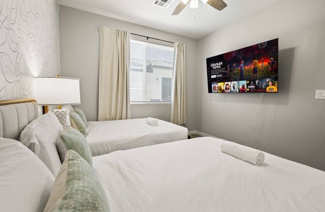 Warm 2B2B w' Pool Soft Beds + Parking Onsite