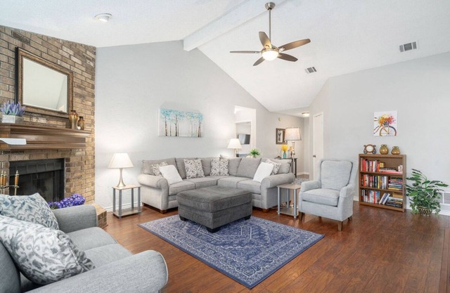 Warm & Cozy, Pet-Friendly Home with Large Fenced Backyard on Quiet Cul-de-Sac
