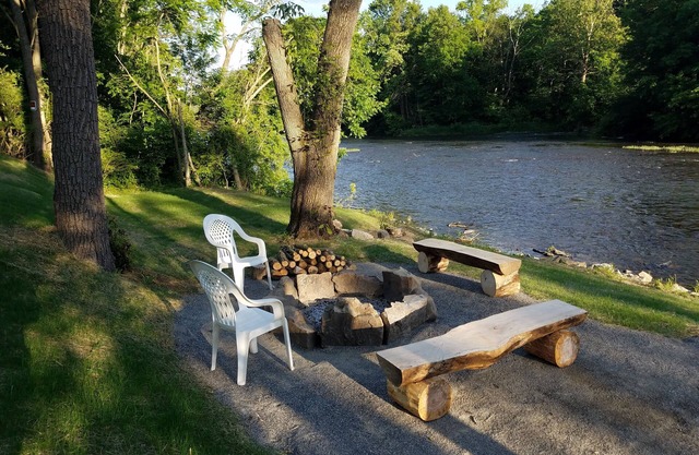Warm & inviting, Family oriented cabin on the creek.