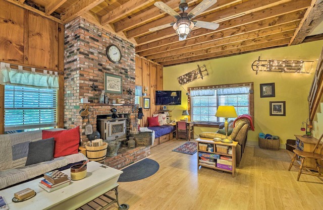 Warm & Inviting Jamaica Cabin w/Grill: Ski & Hike