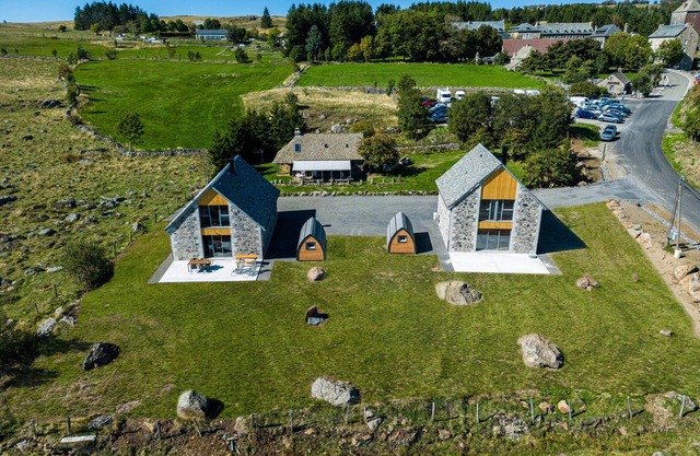 Warm, modern Buron with views of the Aubrac mountains
