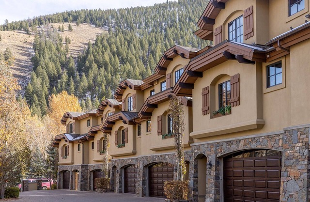 Warm Springs 4-bedroom, 4 bath. Gourmet kitchen, fitness room, pool, and hot tub