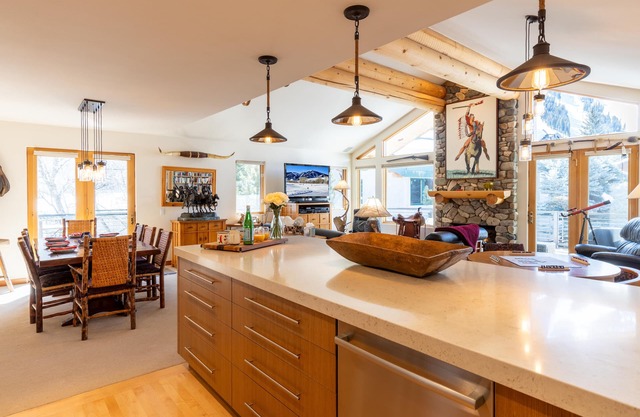 Warm Springs Ski Way Home | Pool, Pickleball, and More!