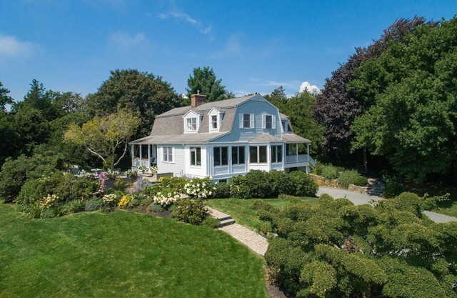 Warm welcoming polished private beautiful home close to beaches & Newport