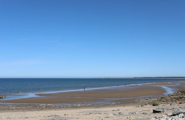 WARREN FARMHOUSE, pet friendly, with open fire in Dinas Dinlle