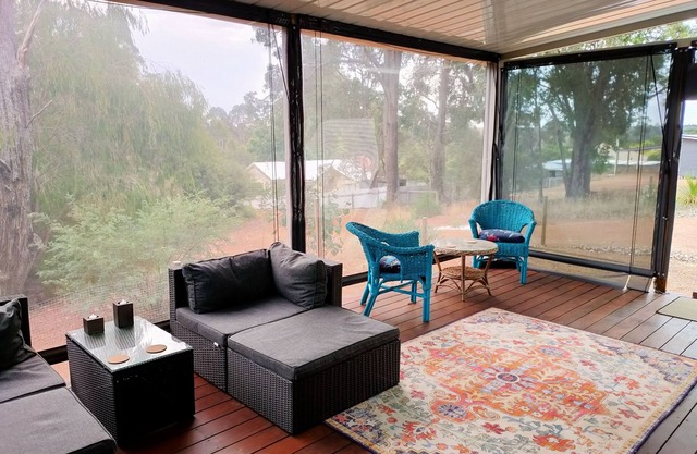 Warren Retreat - cozy and tranquil 2 brm home