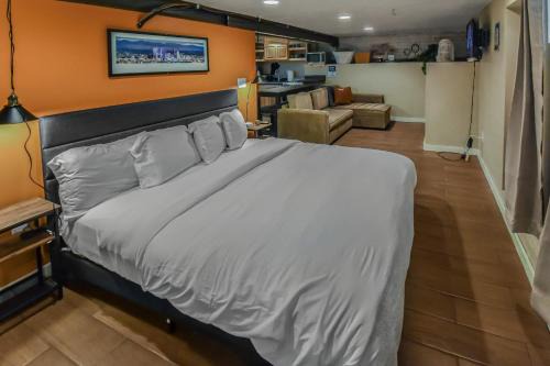 Wash Park Gem Large Lower Studio Prime Location