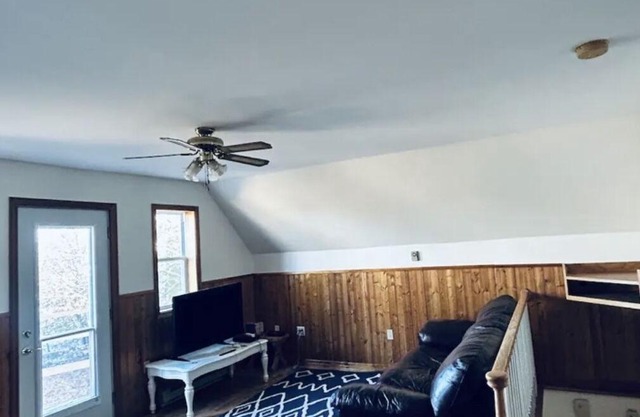 Washademoak Lake House- hot tub, private beach & family-friendly vacation home