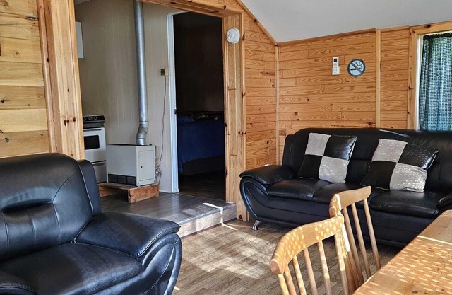 Water Front 2 Bedroom Cottage 4