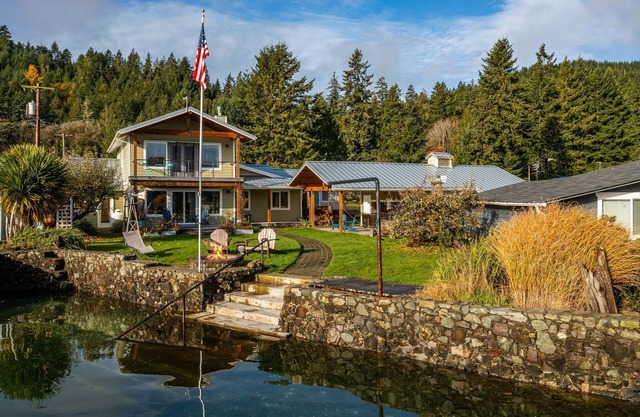 Water Front Retreat on Hood Canal with Hot Tub