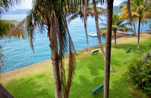 Water-front Villa, staffed! Boat rental available.
