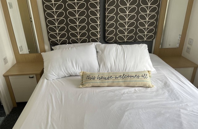 Water Lily lovely dog friendly caravan on Rockley Park, Poole Harbour + Sea View