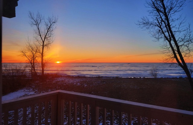 Water's Edge cedar cabin on 1 acre lakefront: a perfect retreat summer or winter