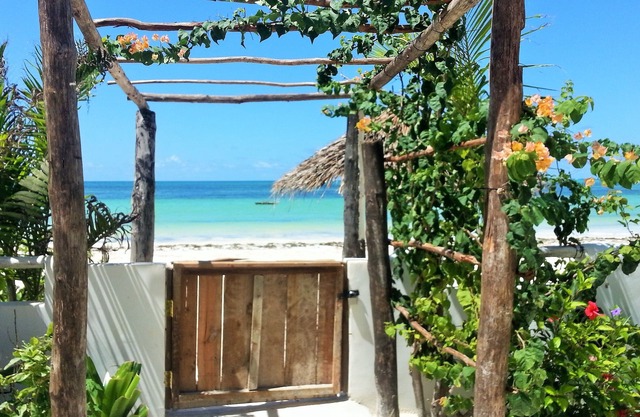 Water's edge beach house, sleeps 12, Pool, Chef
