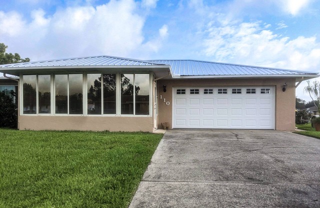 Water-view dog-friendly home with dock, electric grill, fast WiFi, water access