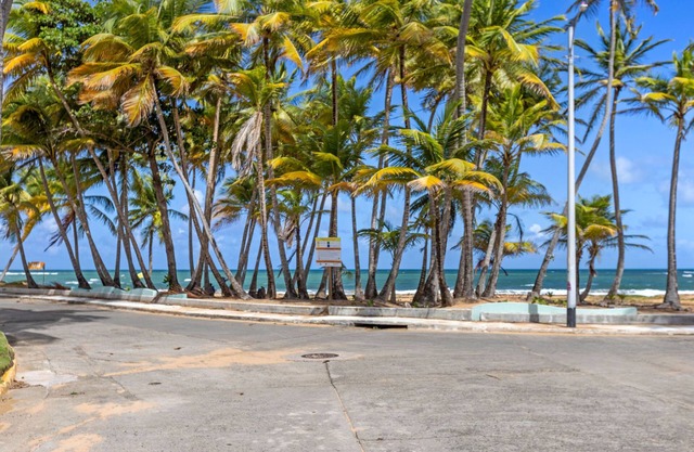 Waterbeach Luquillo, Battery Backup/1 minute Beach/Private Jacuzzi