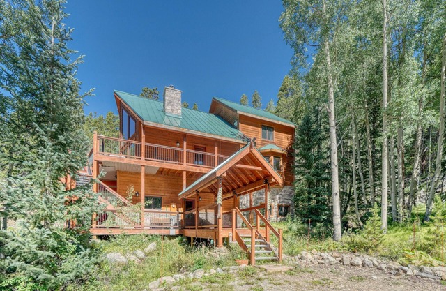 Waterfall Haven-HOT TUB! Minutes to Ski Cooper and Copper Mountain!
