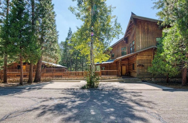 Waterfall Lodge ~ Yellowstone Vibes + AC + Space