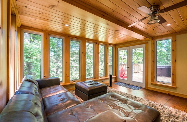 Waterfalls * Hottub * Sauna * WIFI * FIREPIT * Luxury