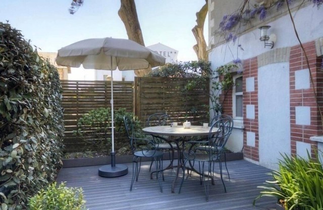 Waterfront 2-Bedroom Cottage with Terrace in Saint-Michel-Chef-Chef
