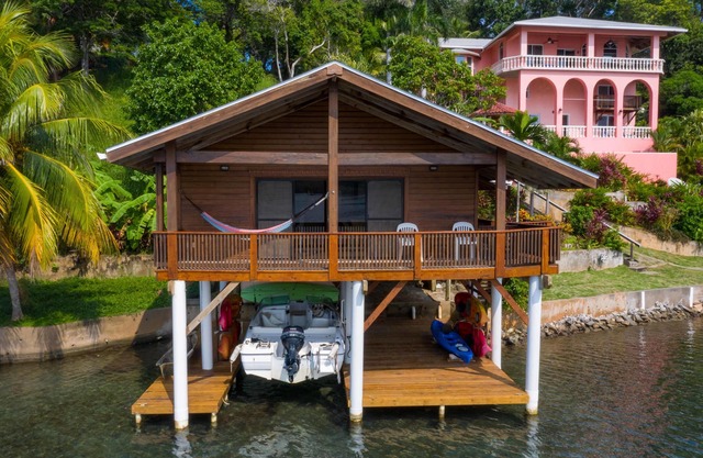 Waterfront 1 Bedroom Boat House, South Shore - Kayak, Snorkel, Dive, Pool, Wi-fi