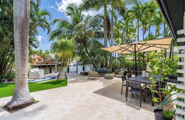 Waterfront, 10 people, theater room, WiFi