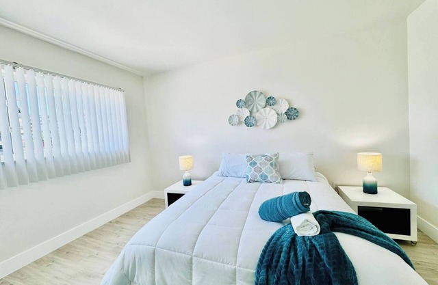 Waterfront 1BR, Parking , Walk to the Beach