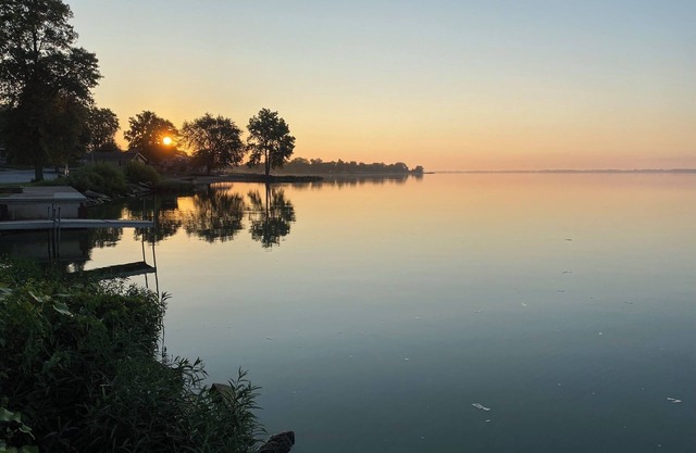 Waterfront 2-bedroom Cabin in Celina with WiFi, AC & Seasonal Fishing Pier