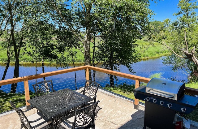 Waterfront 2 BR Lower-level w/grill & kayaks