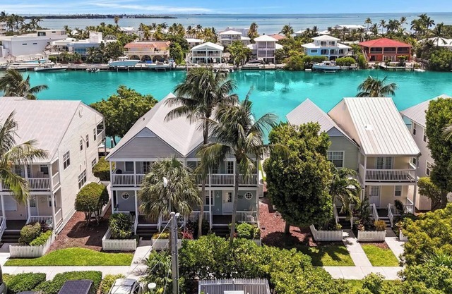 Waterfront! 4 Bed/3 BA Townhome, 32FTDock, Cabana Club, Paddleboard, Beach Gear!
