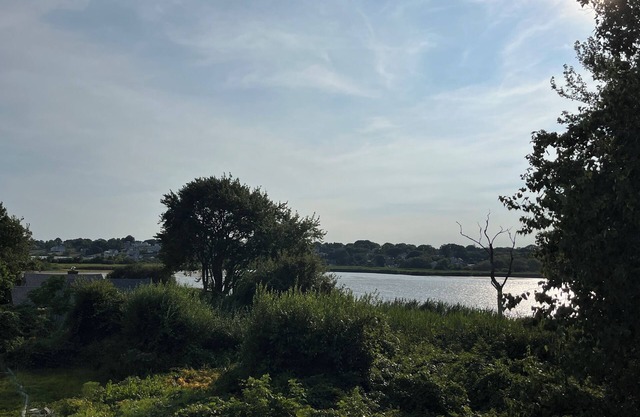Waterfront 4 Bedroom House with Beautiful Views - Short Walk to Kelly Beach!