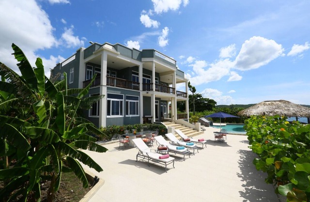 Waterfront 4 Bedroom Villa, Breakfast included ~ All-Inclusive Option Available