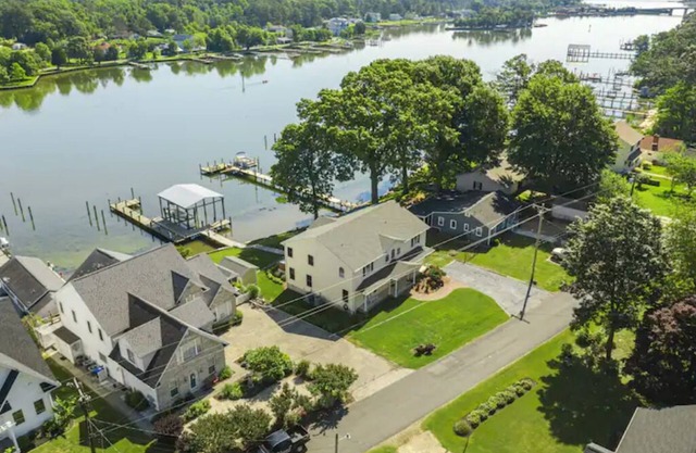Waterfront 4-bedroom home with hot tub and gym!