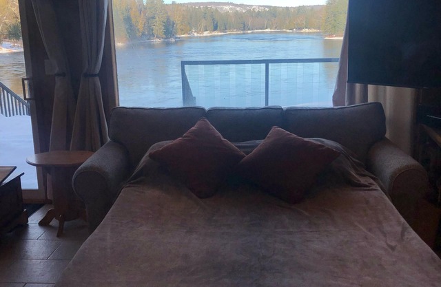 Waterfront 4 Season Cottage/ Madawaska Rvr /Griffith ON/Sleeps 9/2 Bath