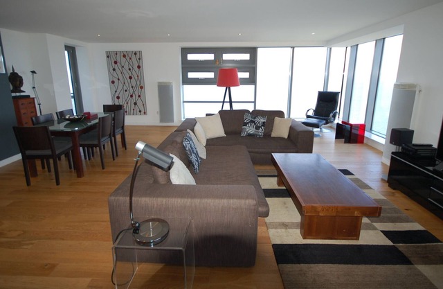 Waterfront Apartment with Spectacular Views to the Bridges and Castle