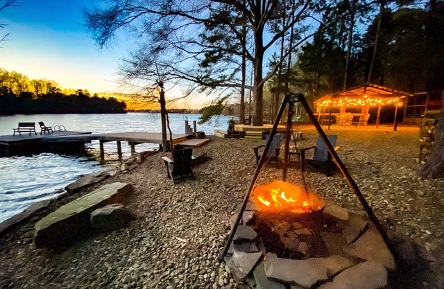 Waterfront apartment near downtown Davidson