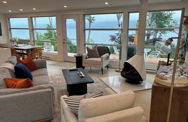 Waterfront Bras D'or Lakehouse 3bdrm/2bath 20 minutes to Sydney