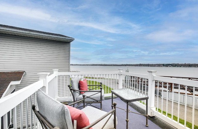 Waterfront Buckeye Lake House Deck and Views!