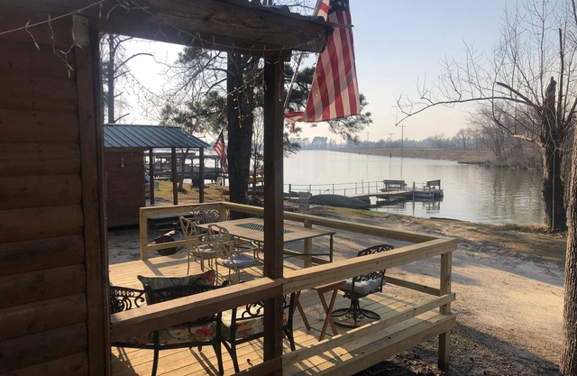 ♦️WATERFRONT CABIN #2♦️ Lake Livingston, Onalaska, Texas