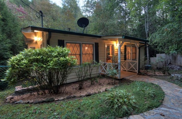Waterfront cabin in a peaceful location w/private hot tub - dog-friendly