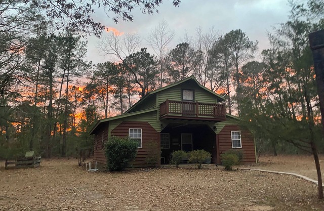 Waterfront Cabin off I-95 in Lumberton with WiFi, Foosball, Kayaks, Pet-friendly