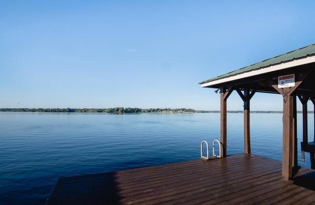 *Waterfront* charming cabin w/private boat dock