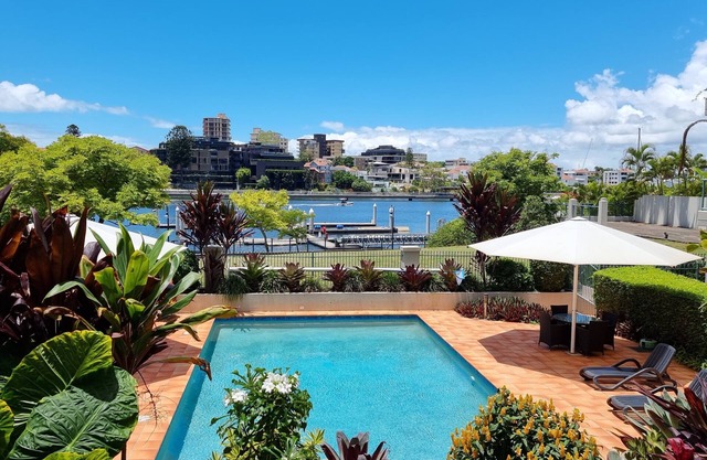 Waterfront, close to CBD, Southbank & amenities. Long stays discount available.
