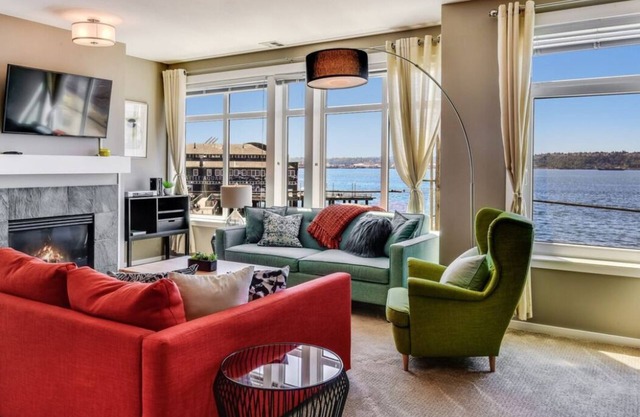 Waterfront Condo 2-bedrooms with AC, Kitchen and all amenities in Seattle