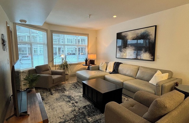 Waterfront condo on Mara Lake w/Hot Tub and Pool